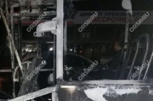 В Орске возле остановки загорелся автобус.