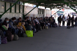 На закрытом КПВВ в Станице Луганской «застряли» люди: подробности