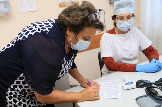 В Омске медработники получают прививки от коронавируса