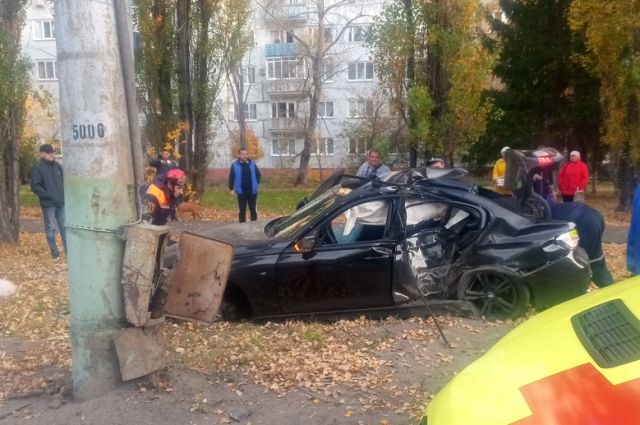 На пр.Строителей в Пензе автомобиль BMW врезался в столб, погиб пассажир