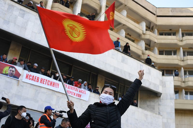 Сторонники премьер-министра Садыра Жапарова на митинге у гостиницы «Иссык-Куль» в Бишкеке.