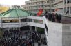 Сторонники премьер-министра Садыра Жапарова на митинге у гостиницы «Иссык-Куль» в Бишкеке.