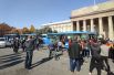 Митингующие у дома правительства в Бишкеке.