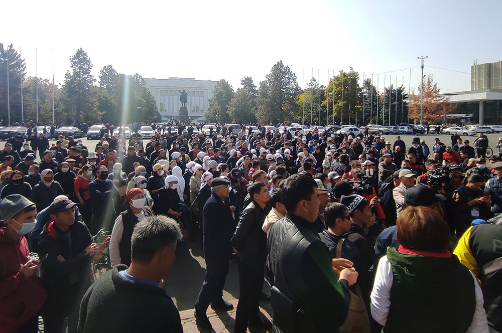Митингующие у дома правительства в Бишкеке.