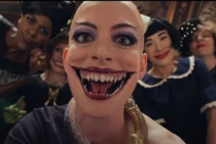 Warner Bros превратила Энн Хэтэуэй в Джокера
