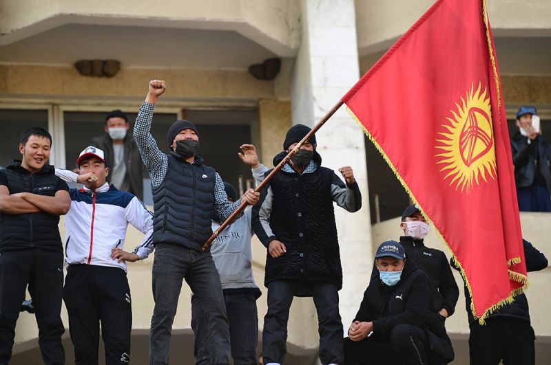 Сторонники премьер-министра Садыра Жапарова на митинге у гостиницы «Иссык-Куль» в Бишкеке.