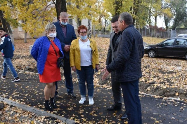 Депутат Андрей Воробьев проверил ремонт тротуаров в Заводском районе