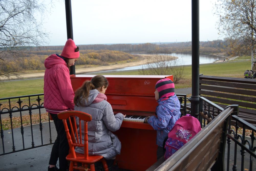 Горожане провожают осень под звуки пианино. На зиму инструмент уберут из парковой беседки.