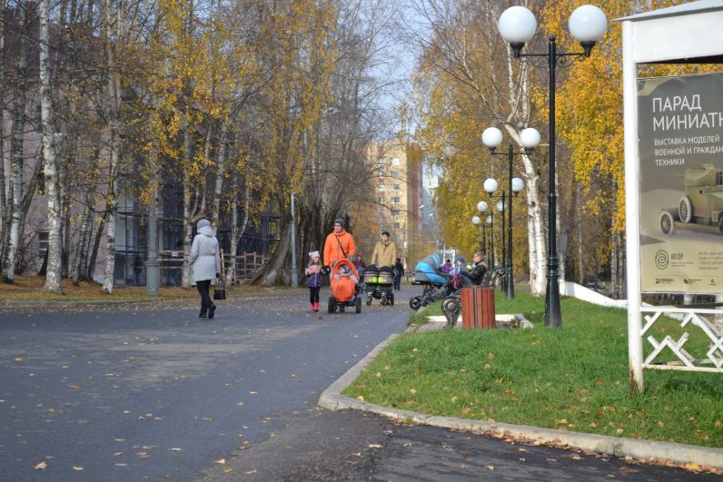 Пока было тепло и сухо жители Сыктывкара с удовольствием прогуливались в Парке отдыха им.Кирова.