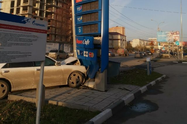 В Новосибирске лихач врезался в автозаправку