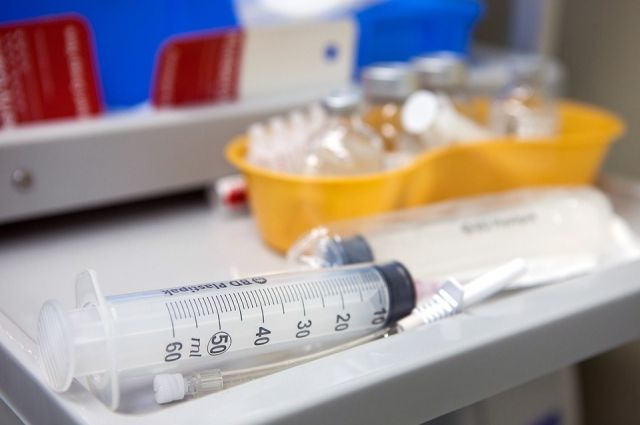 В РФ могут начать производить третью вакцину от COVID в 2021 году