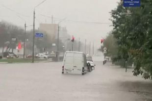 В Киеве затопило улицы: полиция просит водителей избегать поездок