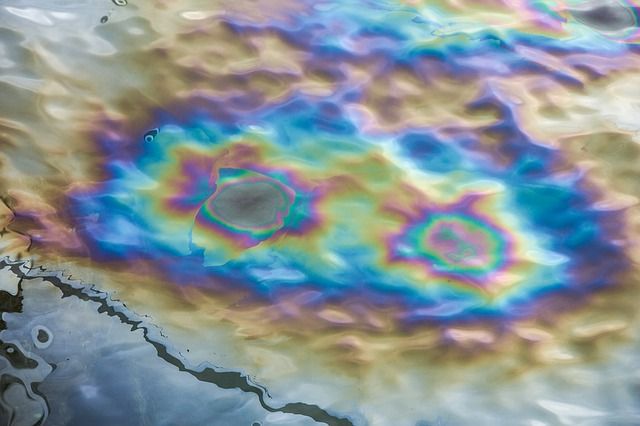 На реке у нефтяного месторождения в Ненецком АО обнаружили масляное пятно