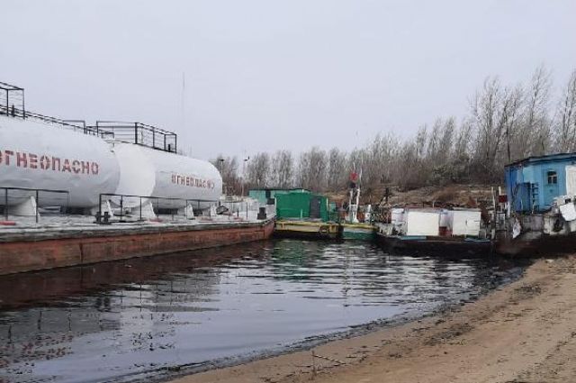 В Томской области по реке разлилась нефть после столкновения барж