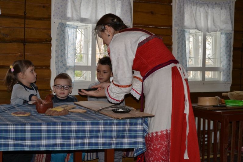В Доме-музее И.П. Морозова гостей принимали в уютной обстановке деревенской избы.