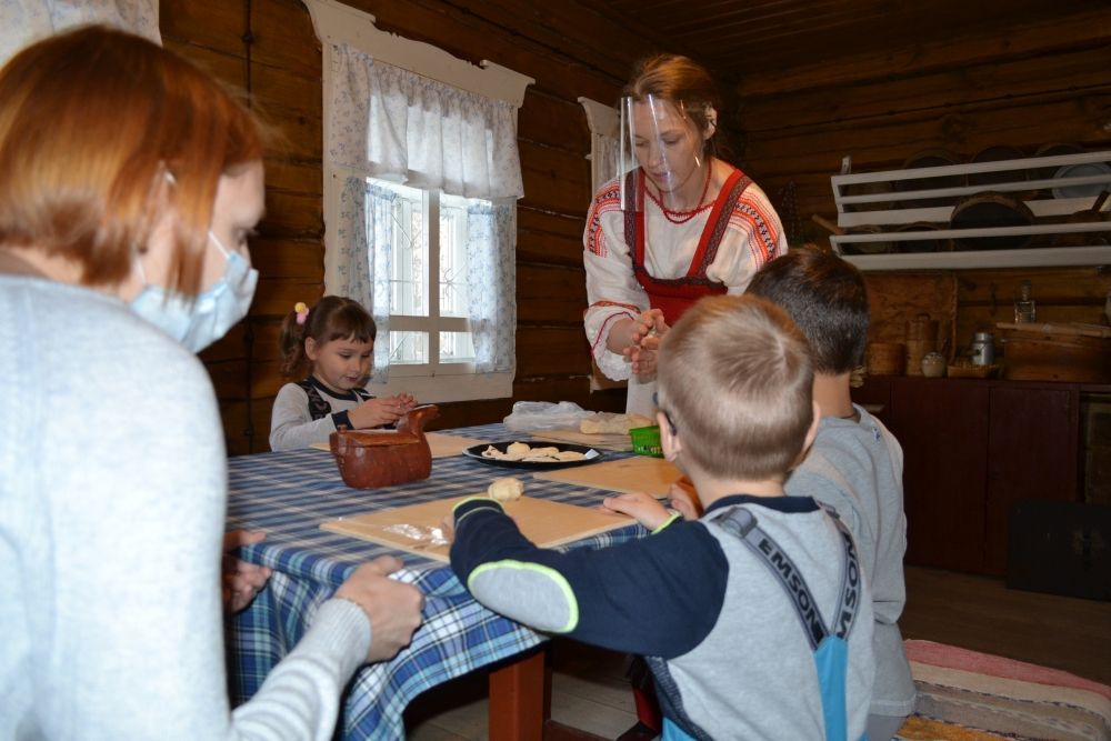 Гости мероприятия самостоятельно изготовили печенье.