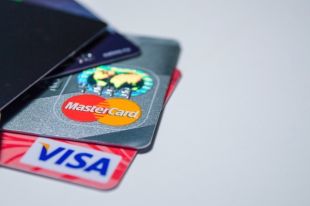 С 1 марта по 31 октября 2019 года она с помощью мобильного приложения регулярно переводила пенсию и другие социальные выплаты на свой банковский счёт