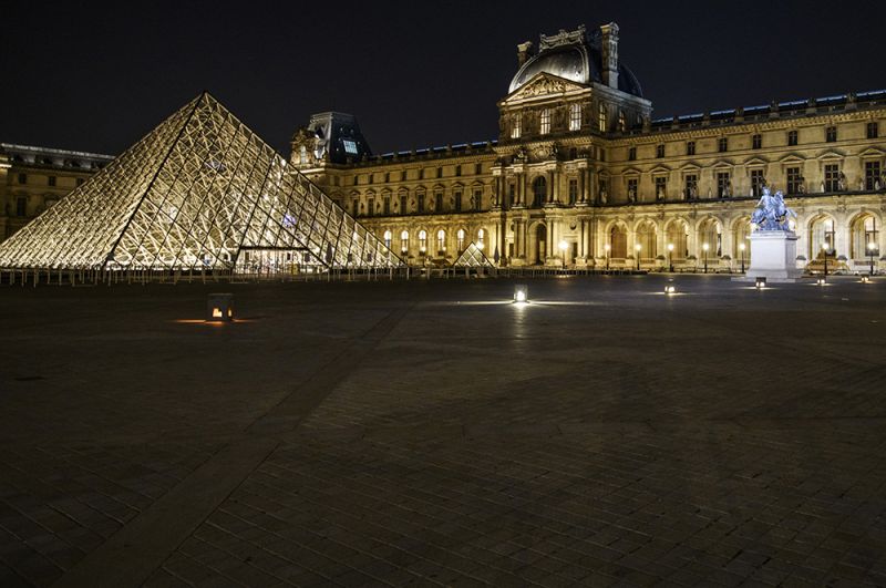 Пустая площадь Лувра во время комендантского часа в Париже.