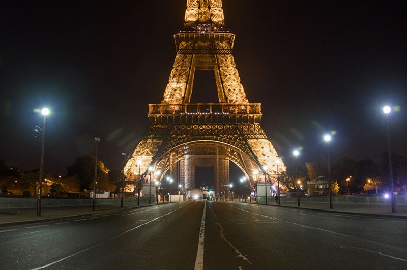 Пустой Йенский мост неподалеку от Эйфелевой башни во время комендантского часа в Париже.