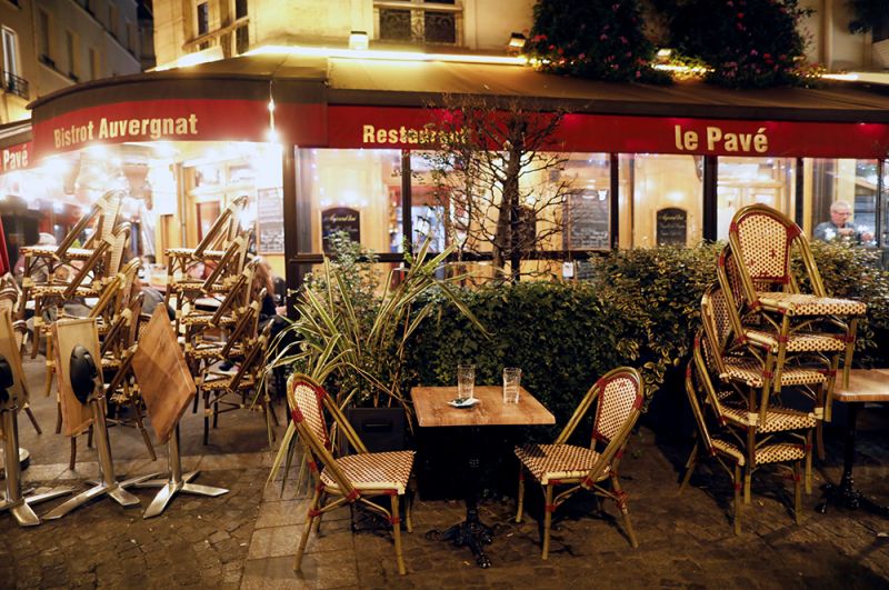 Ресторан готовится к закрытию за несколько минут до ночного комендантского часа в Париже.