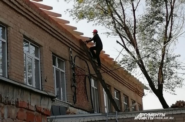 Капитальный ремонт крышы в Бердянской средней школы завершили раньше срока после скандала.