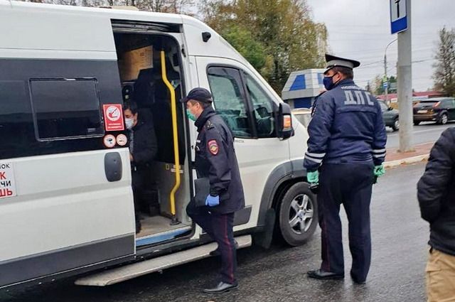 Пассажирам и кондуктору общественного транспорта в Брянске выписали штрафы