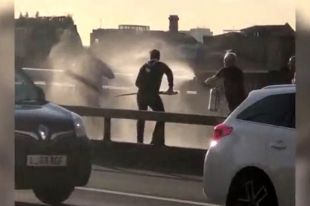 На этом кадре из видео Стивен Галлант атакует террориста бивнем нарвала.