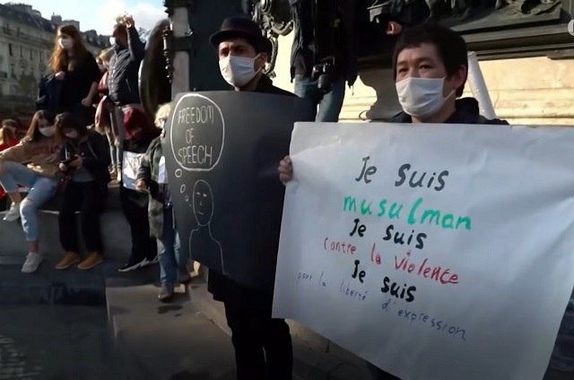 Участник одной из многочисленных акций в память об убитом во Франции, на плакате которого сказано, что он - мусульманин и он против насилия