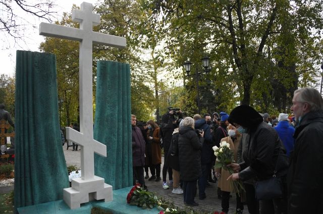 На Новодевичьем кладбище установили памятник Марку Захарову