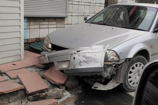 В Новосибирске автомобиль врезался в крыльцо жилого дома
