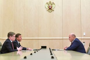 Председатель правительства РФ Михаил Мишустин проводит встречу с первым заместителем руководителя фракции «Единой России» Государственной Думы РФ Андреем Исаевым (слева) и секретарем генерального совета партии «Единая Россия» Андреем Турчаком.