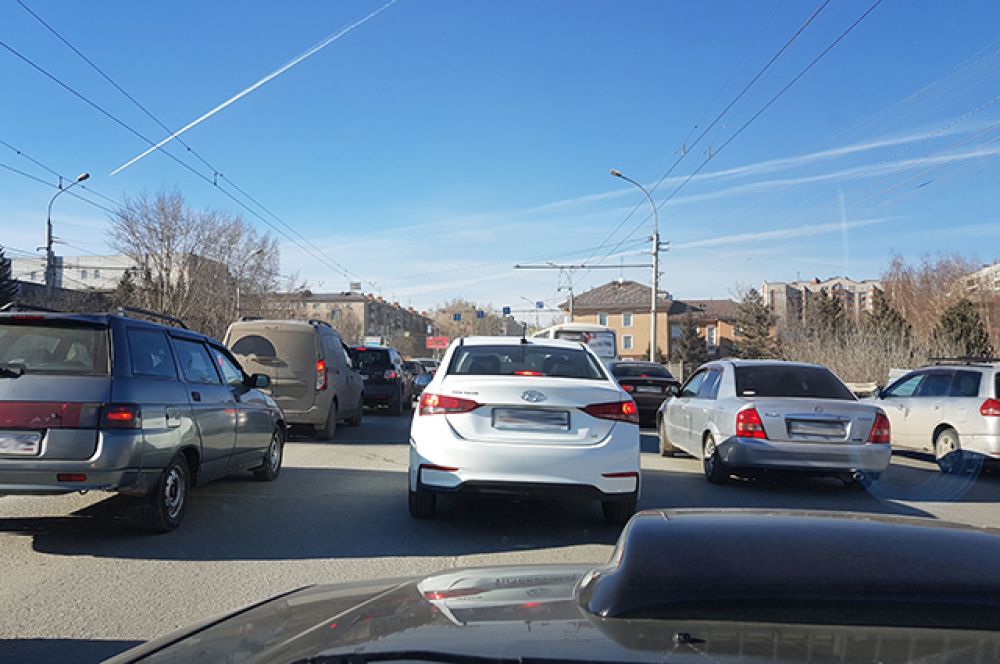 Но вопреки проблеме сибиряки стараются сохранять жизнерадостность и многочасовые пробки превращают в шутку. И даже в ожидании движения стараются замечать солнечные мгновения.