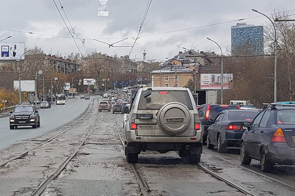 Отсутствие движения заставляет переживать автомобилистов как на Правом, так и на Левом берегу города.
