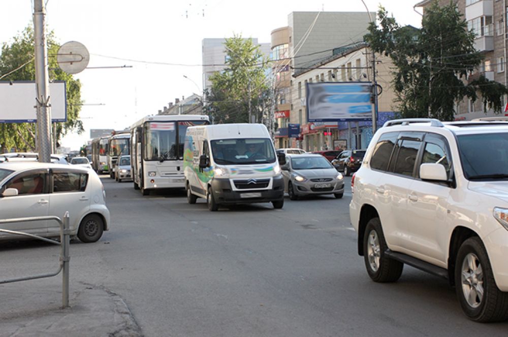 И каждую осень новосибирцы начинают беспокоиться сильнее: в период гололёда вероятность попасть в ДТП в пробках увеличивается в разы.