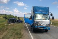 Следователи установили, что водитель из Омска за рулем автомобиля HINO Ranger, нарушив ПДД, выехал на встречную полосу на 63-м километре автодороги р.п. Чистоозерное — г. Купино (старое направление).