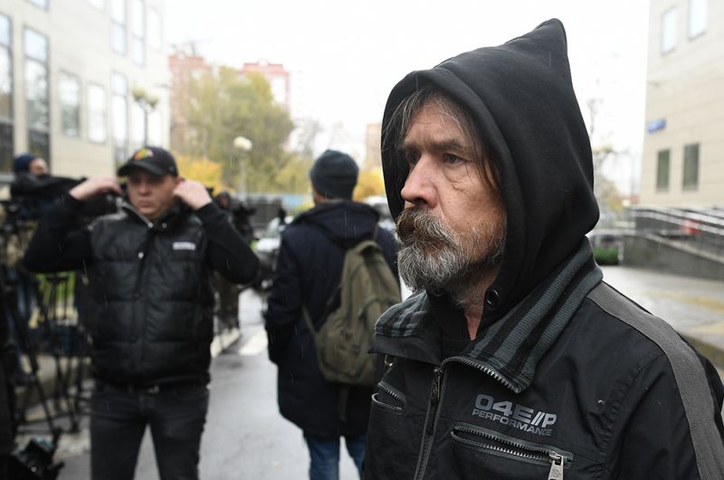 Лидер группы «Коррозия металла» Сергей Троицкий («Паук») перед зданием Московского городского суда.