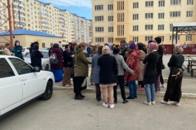 В Каспийске у дома убитой Калимат Омаровой собрались местные жители