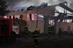 Пожарные тушат пожар на хлопковом заводе в деревне Азат Карагоинлы в Азербайджане, который возник в результате артиллерийского обстрела.