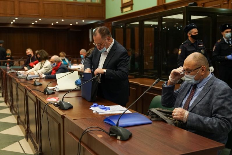 Адвокат актера Михаила Ефремова Петр Хархорин (стоит) в зале заседаний.