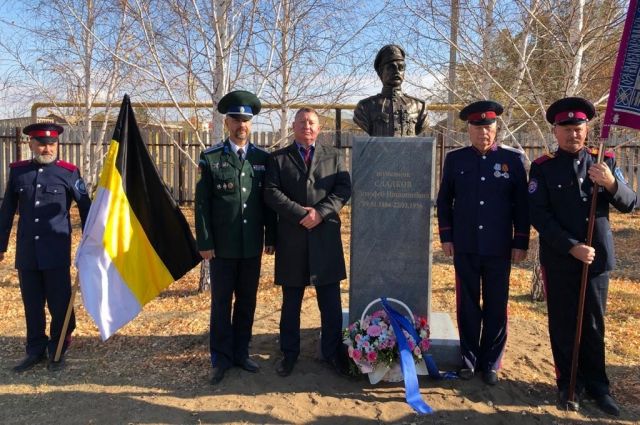 В Оренбуржье открыли памятник казачьему полковнику Тимофею Сладкову, убившему Василия Чапаева. 