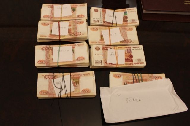 В обыске кабинета Евгения Арапова участвовал задержанный по подозрению во взятке бывший следователь СК Оренбургской области. 