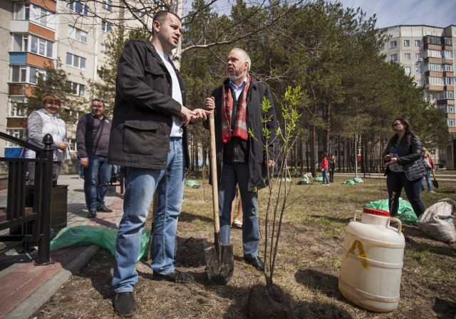 Предприниматели Сургута, представляющие свои идеи на конкурсы, посадили аллею 
