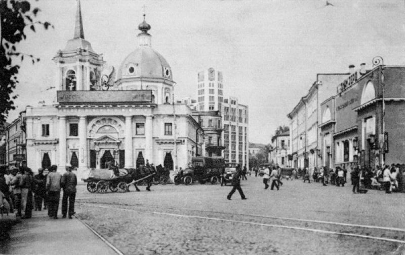 Борисоглебская церковь и кинотеатр «Художественный» (справа) в 1925 году.