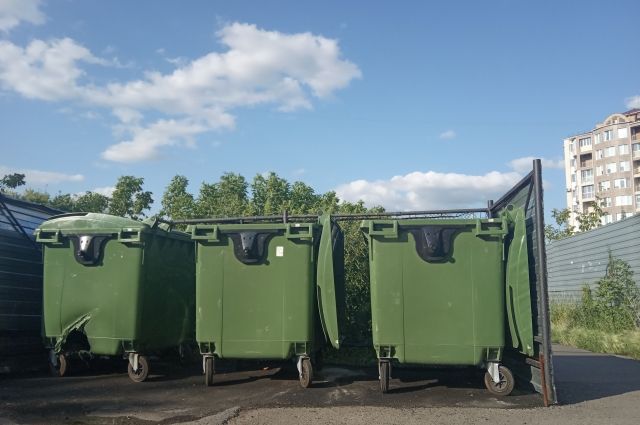 Жители трех домов в Оренбурге неделями выбрасывали мусор рядом с контейнерами.
