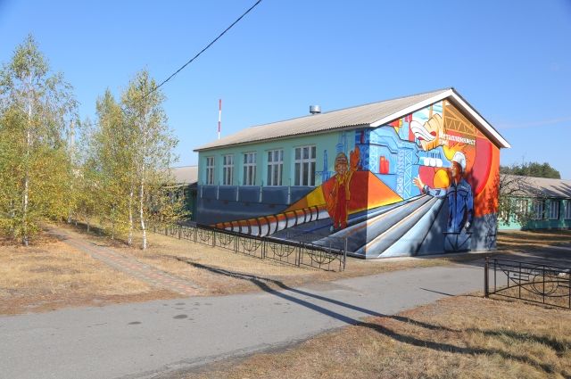 Металлоинвест помог Незнамовской школе красиво оформить фасад