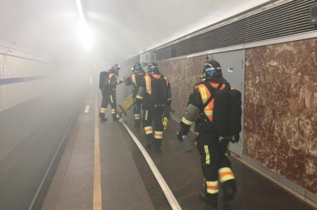 Петербургские спасатели «потушили» огонь между станциями подземки