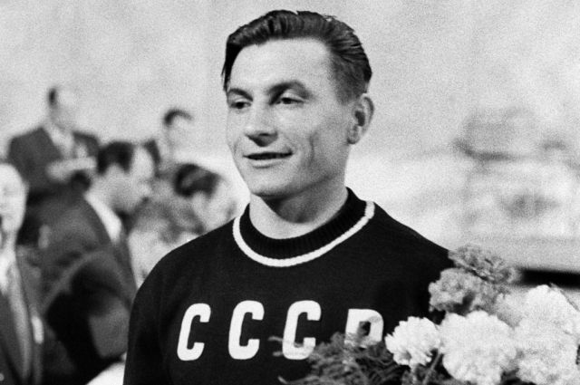 Тяжелоатлет Иван Удодов, советский олимпийский чемпион, завоевавший золотую медаль на играх в Хельсинки, 1952 г.