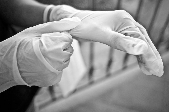 В Минздраве объяснили правила использования защитных перчаток