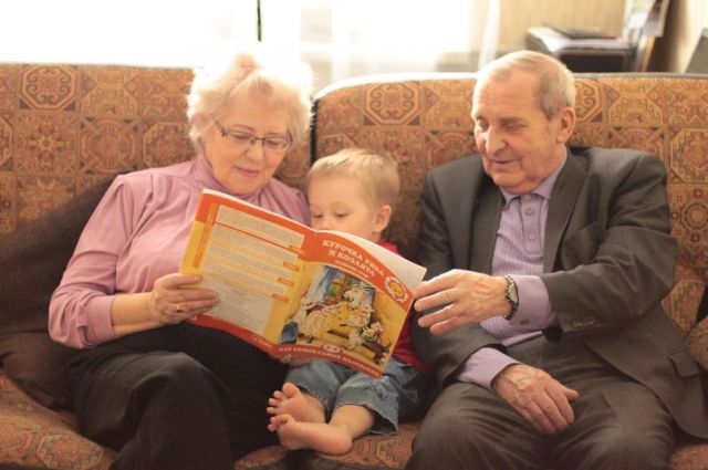 «Бабушка рядышком с дедушкой», а между ними внук – идеальная картина традиционной семьи,  в которой в воспитании детей участвуют все поколения.
