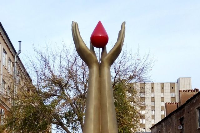 Список неудачных скульптур на Советской пополнился мемориалом в честь доноров.